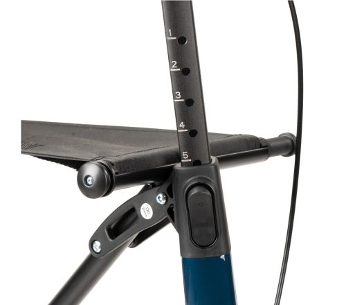 MultiMotion Carbon rollator blauw - ingezoomd op knop voor de hoogteverstelling van de handvatten