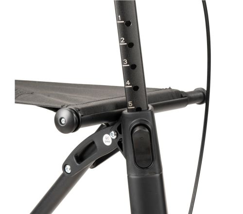 MultiMotion Carbon rollator zwart - ingezoomd op knop voor de hoogteverstelling van de handvatten