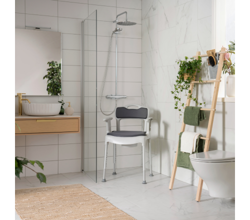 Etac Swift Commode douche-/toiletstoel (afgebeeld in een doucheruimte)