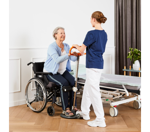 Etac Turner pro transfer hulp (vrouw die uit de rolstoel op de transfer hulp stapt)