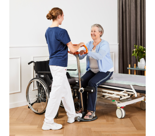 Etac Turner pro transfer hulp (vrouw die vanuit de transfer hulp op bed gaat zitten)