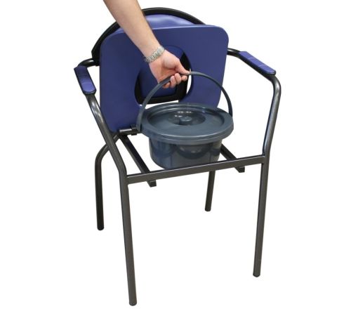 Herdegen toiletstoel blauw - iemand tilt de emmer uit de stoel
