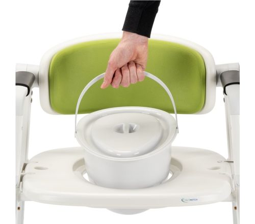 MultiMotion Commode Douche-/Toiletstoel Groen - persoon tilt de emmer aan het hengsel uit de stoel