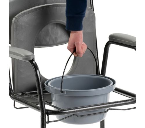 MultiMotion losse emmer t.b.v. toiletstoel 10082004 (illustratie van hoe de emmer uit een toiletstoel wordt getild)