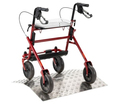MultiMotion drempelbrug aluminium - 4 t/m 6 cm (afgebeeld met een rollator op de drempelbrug)