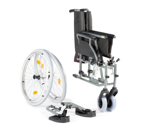 MultiMotion M6 rolstoel - 45 cm zitbreedte (opgevouwen en wielen en voetsteunen los er naast)