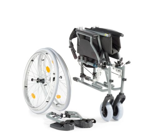 MultiMotion M5 rolstoel - 45 cm zitbreedte (opgevouwen en wielen en voetsteunen los er naast)