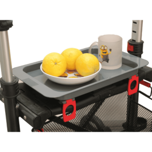MultiMotion dienblad universeel op de RA60 rollator met daarop een beker en een bordje met fruit
