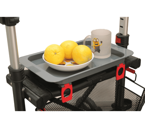 MultiMotion dienblad universeel op de RA60 rollator met daarop een beker en een bordje met fruit