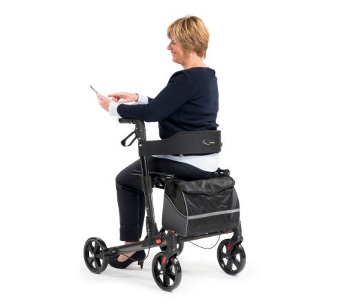 Multimotion Double rollator antraciet met oudere vrouw die er op zit