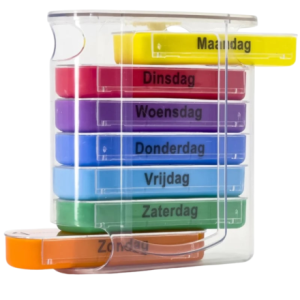 MultiMotion Pillendoosje - Gekleurd (afgebeeld hoe je de bakjes van de dagen uit de houder schuift)
